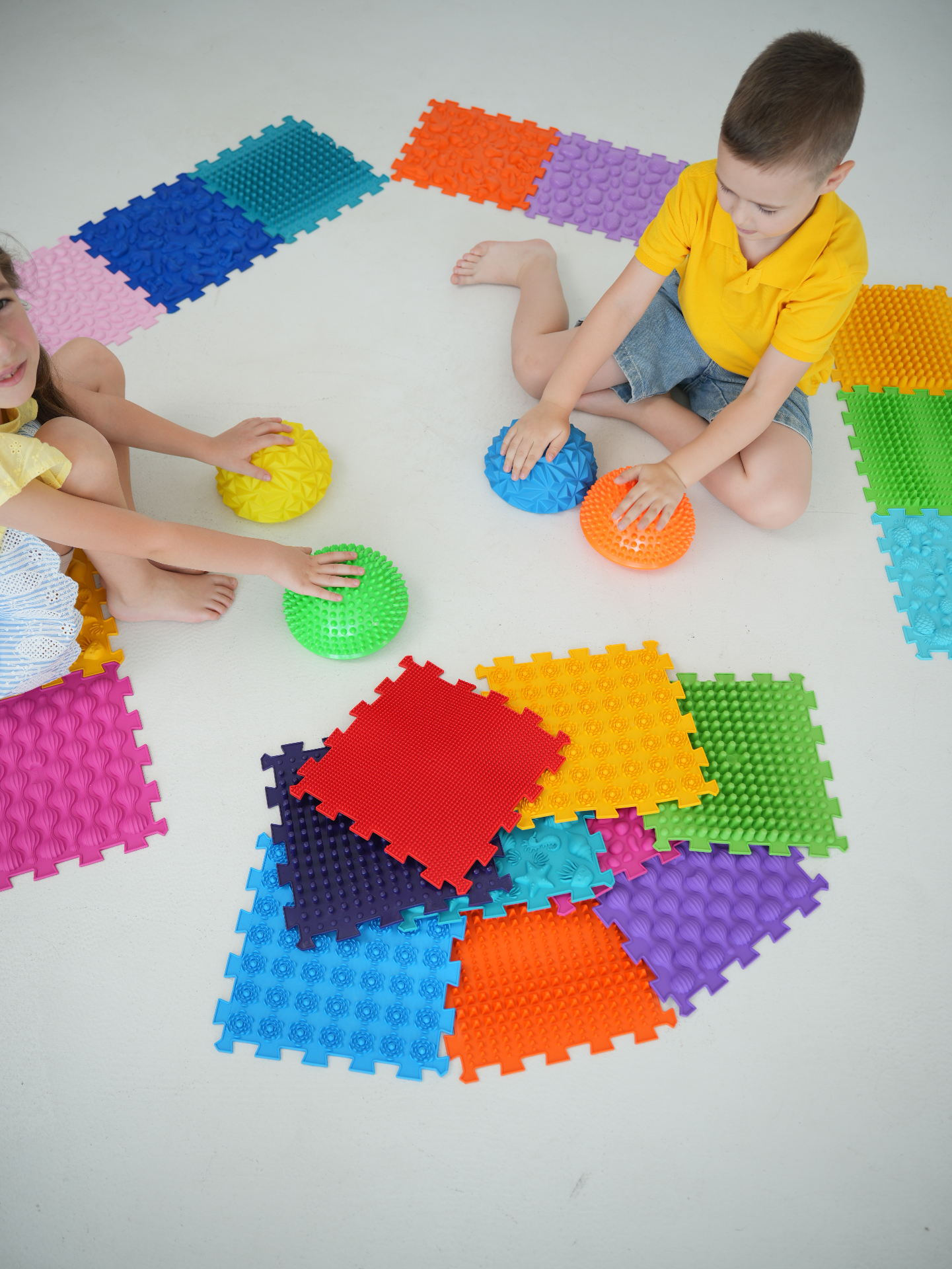 Holčička skládá barevné puzzle podložky Krůček — Proč? Pro koho? Jak?