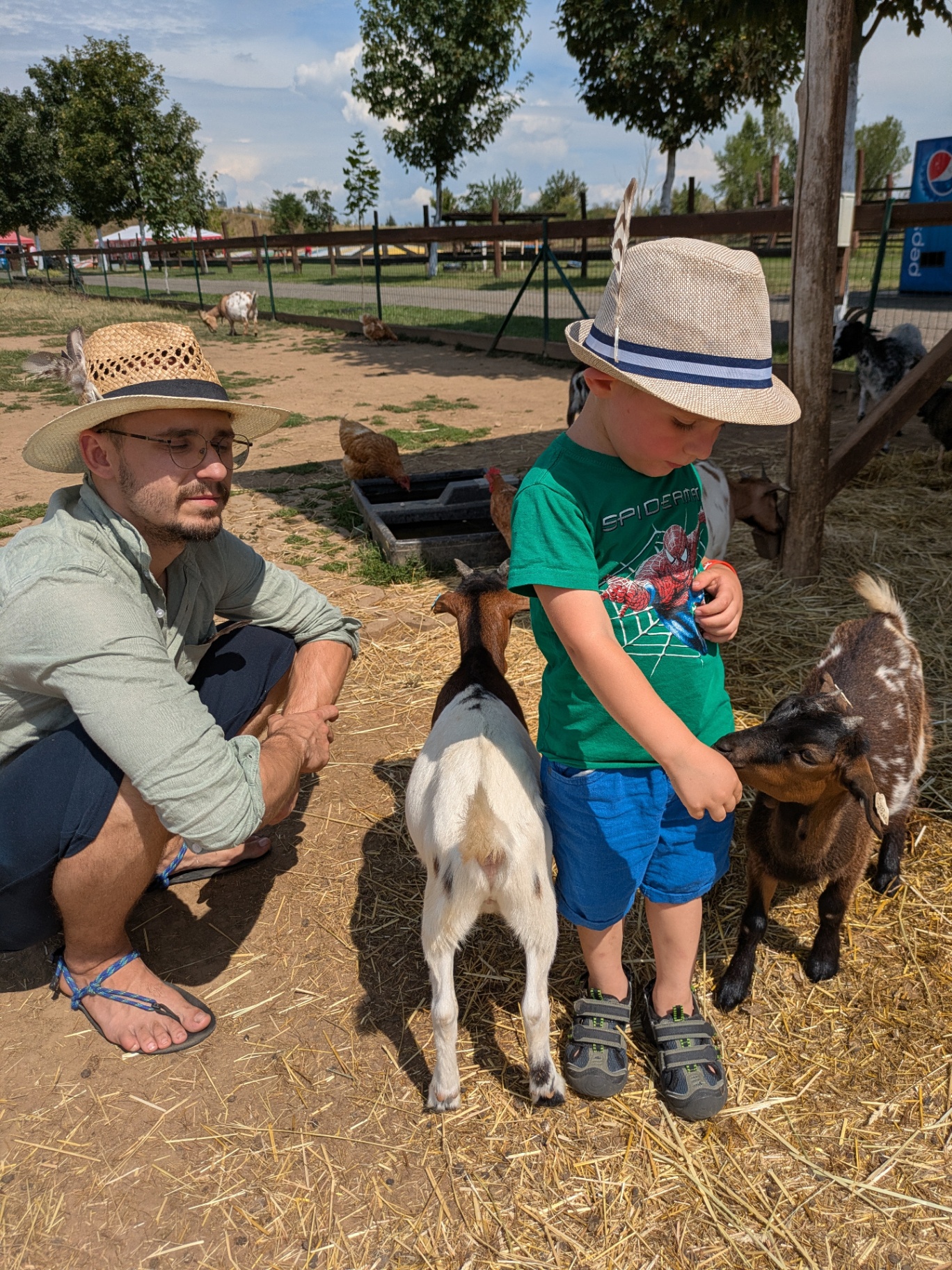 Jakub Zvelebil s dítětem v kontaktní zoo